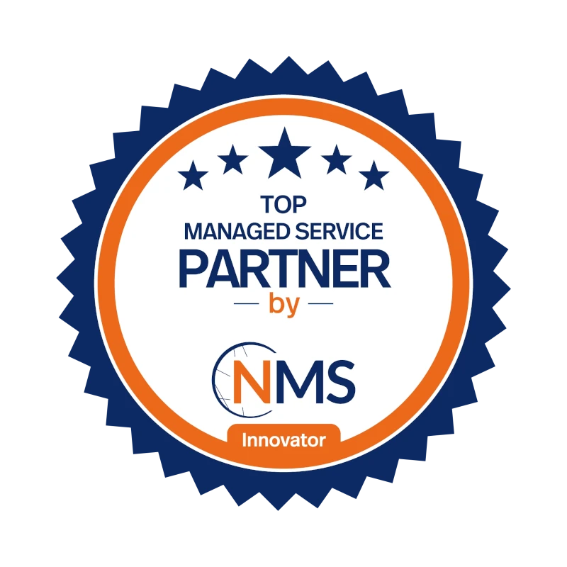 Badge „Top Managed Service Partner“ von NMS, Innovator-Auszeichnung in Blau-Orange